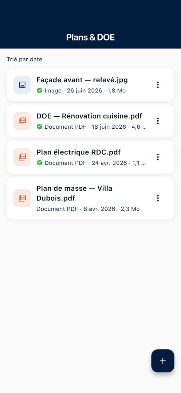 Un dossier de la bibliothèque partagée : les fichiers gardés hors ligne portent une pastille verte « Disponible hors ligne »
